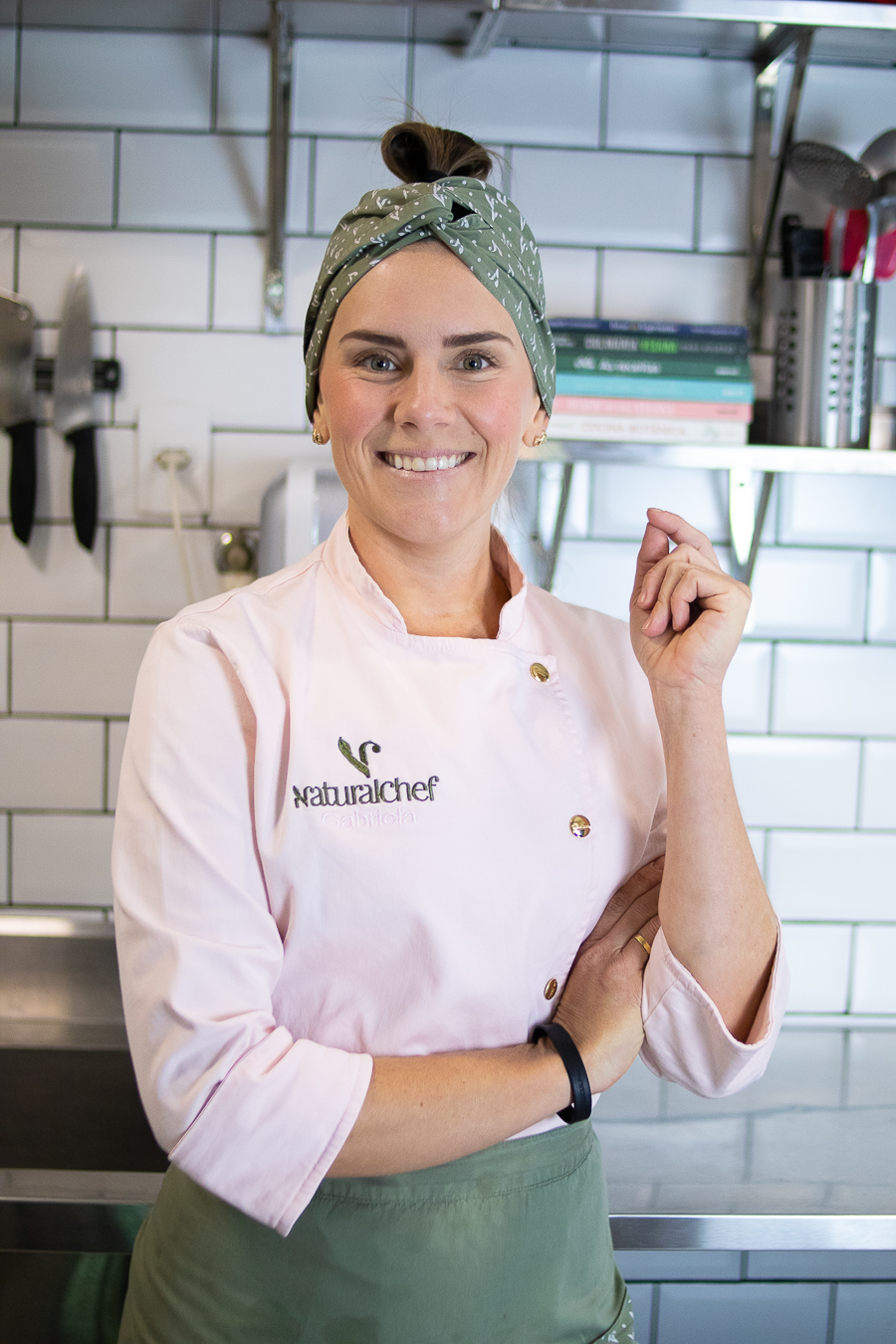 Chef Gabi Paludo em sua cozinha